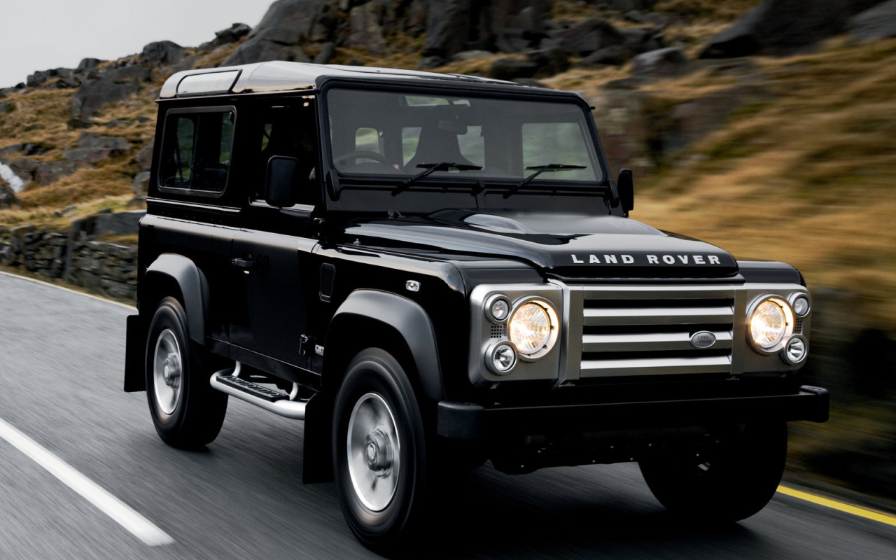  Красивый автомобиль Land Rover Defender в Москве