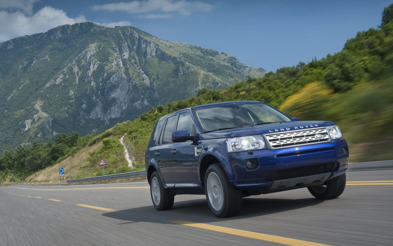 Автомобиль Land Rover Freelander 2 на дороге