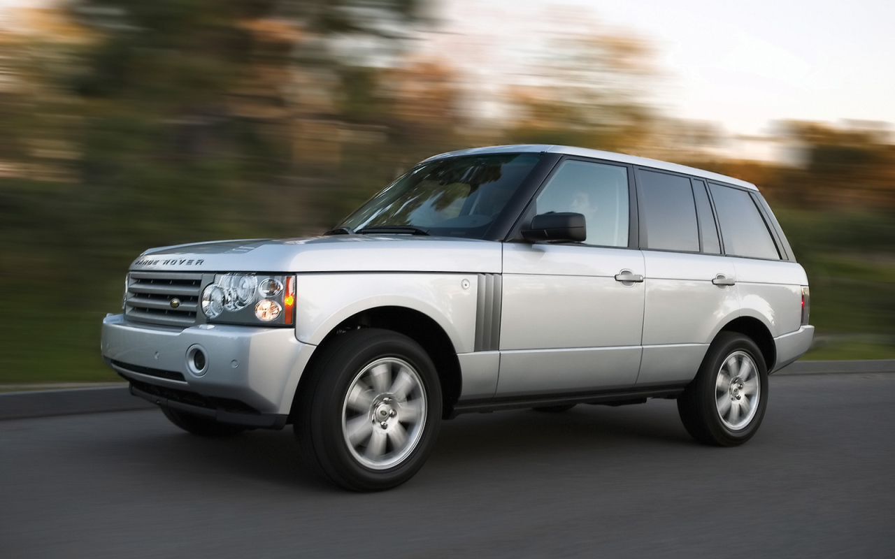 Автомобиль Land Rover A8 на дороге