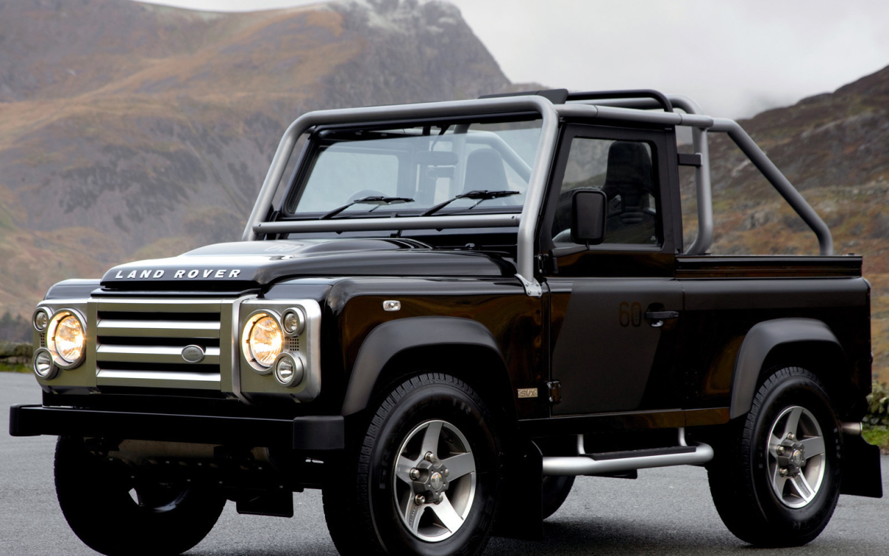 Автомобиль марки Land Rover модели Defender