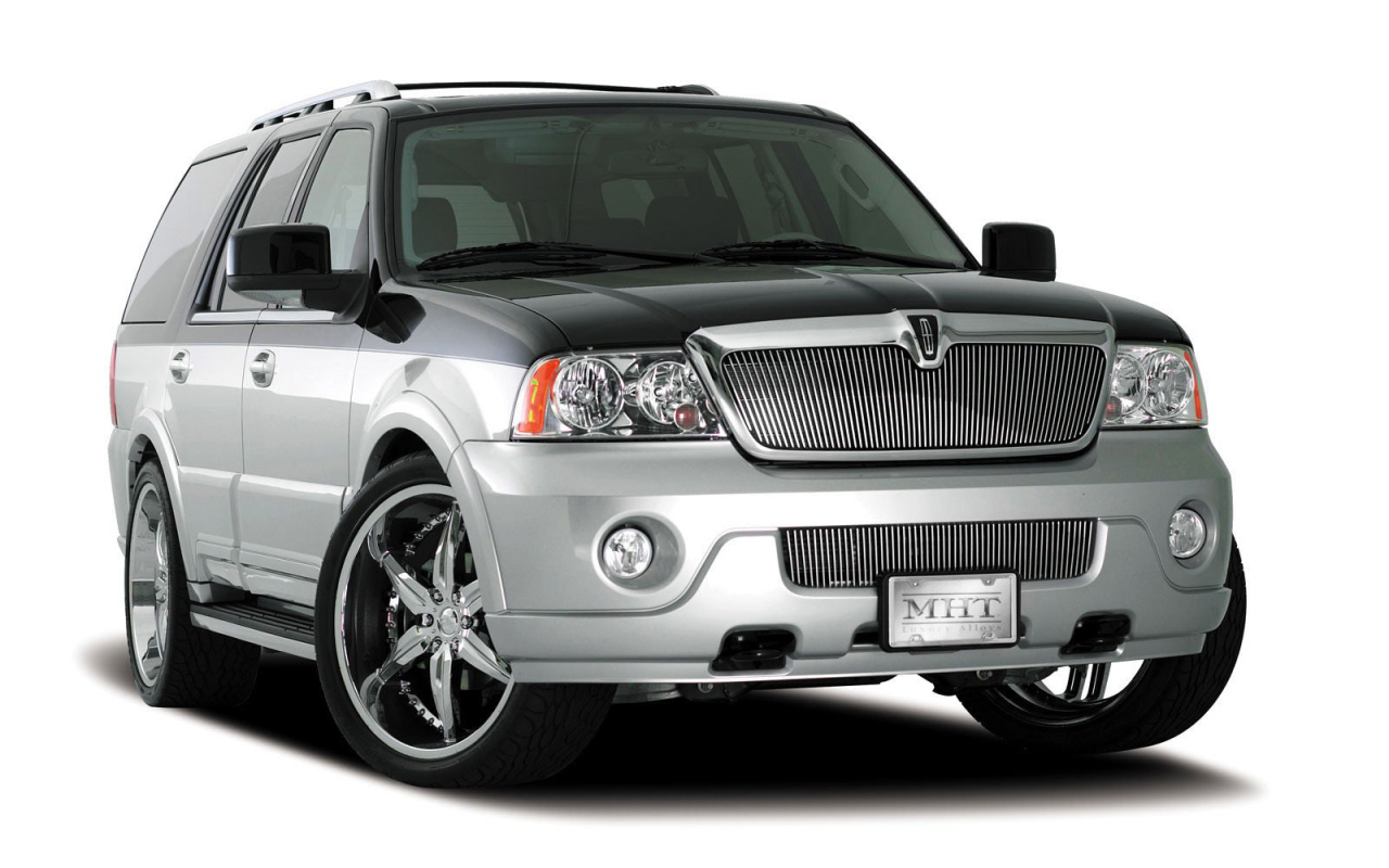 Красивый автомобиль Lincoln Navigator 2014 в Москве
