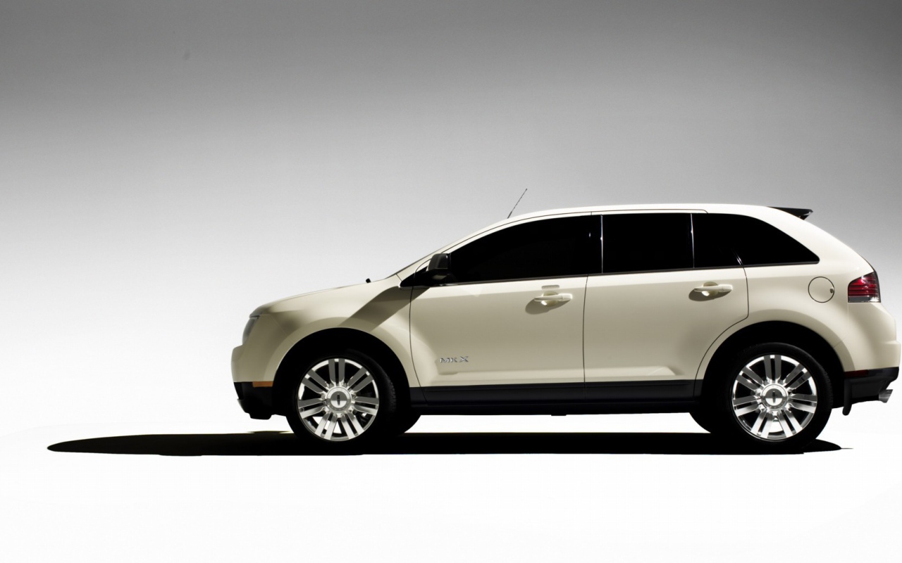 Красивый автомобиль Lincoln MKX в Москве