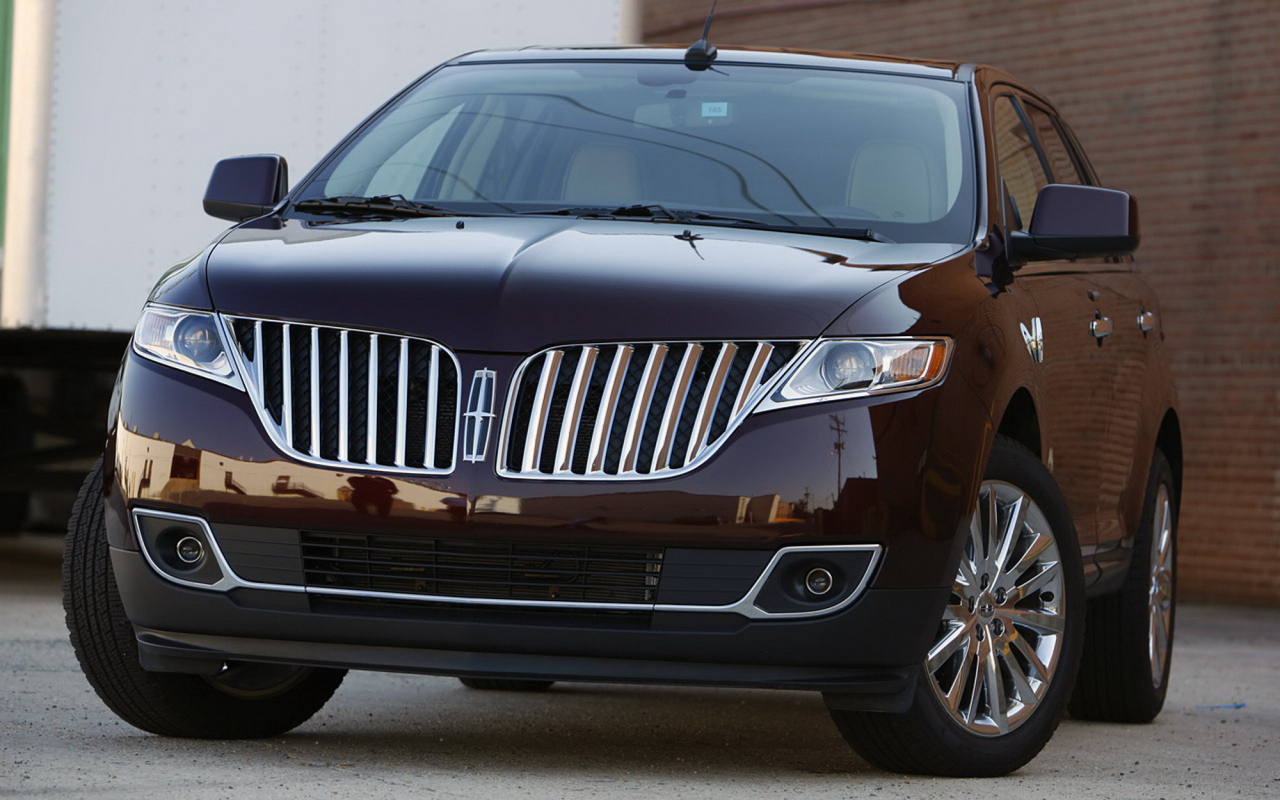 Автомобиль Lincoln MKX на дороге