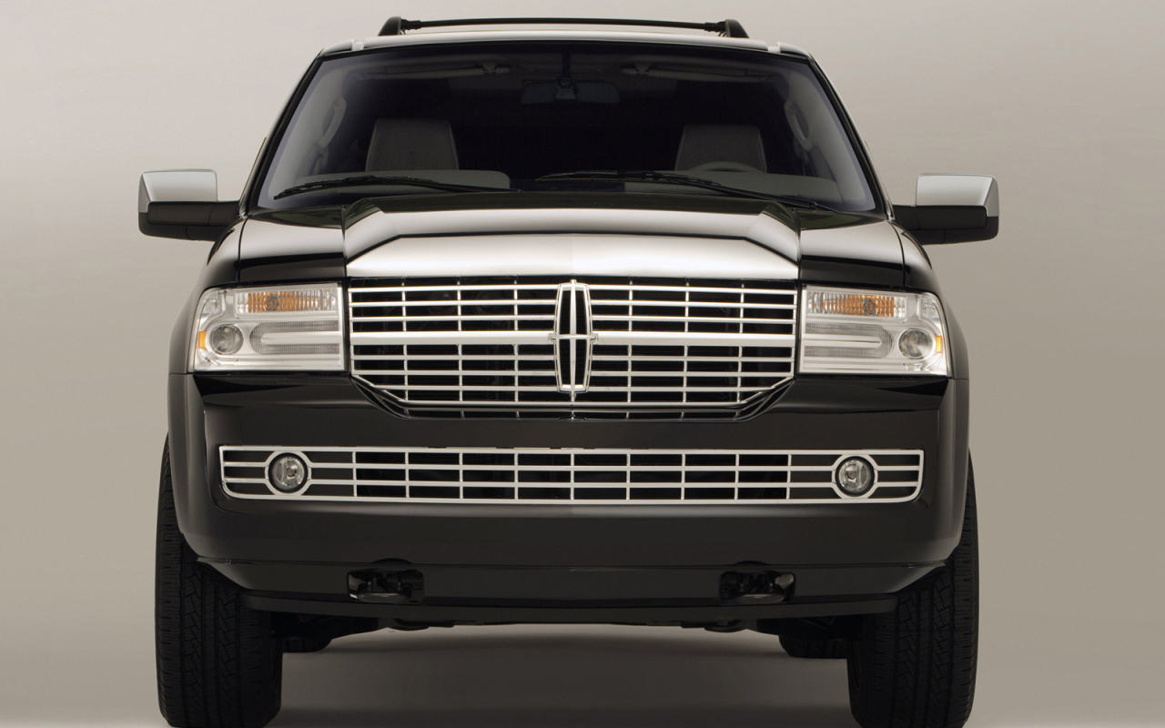 Автомобиль Lincoln Navigator на дороге