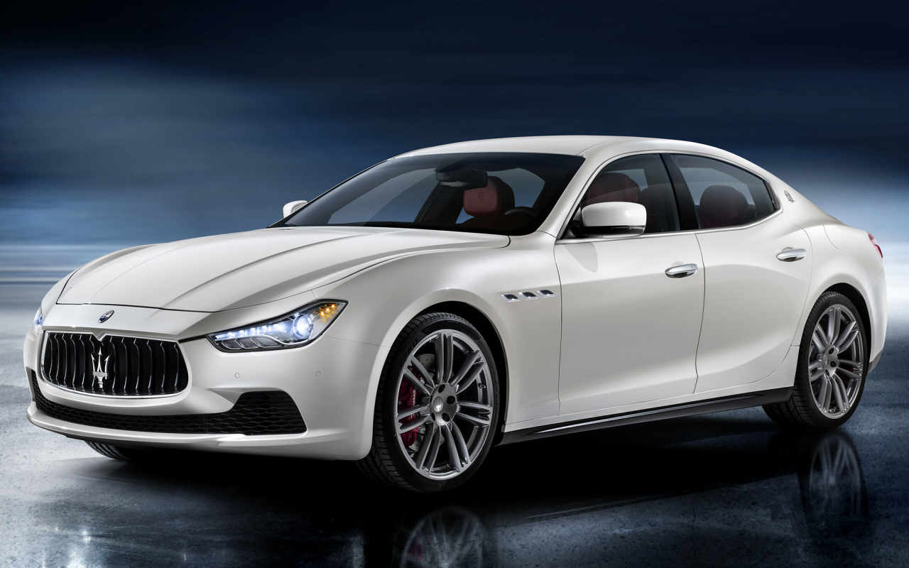 Красивый автомобиль Maserati Ghibli