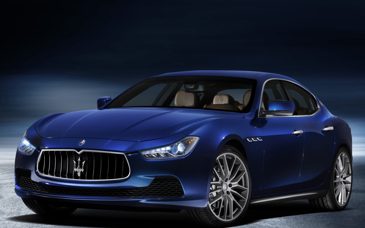 Красивый автомобиль Maserati Ghibli в Москве