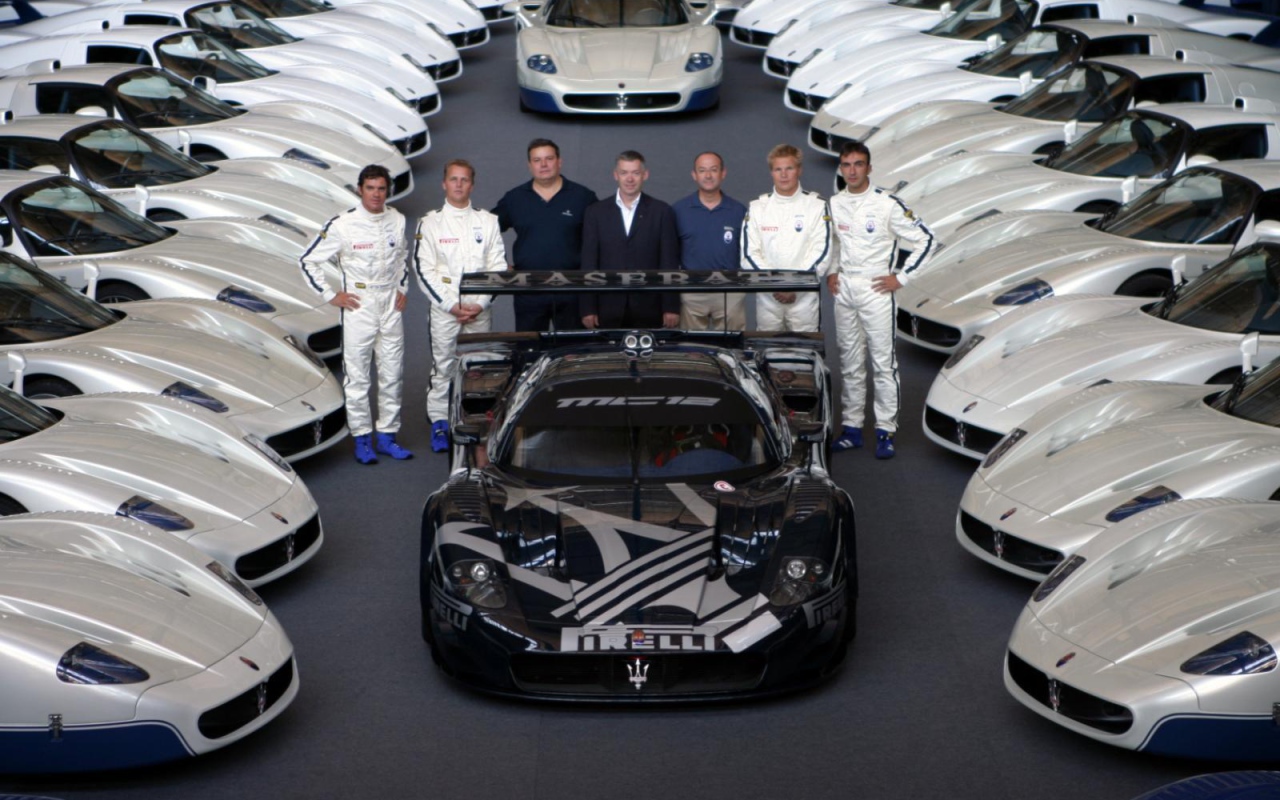 Красивый автомобиль Maserati MC12 в Москве