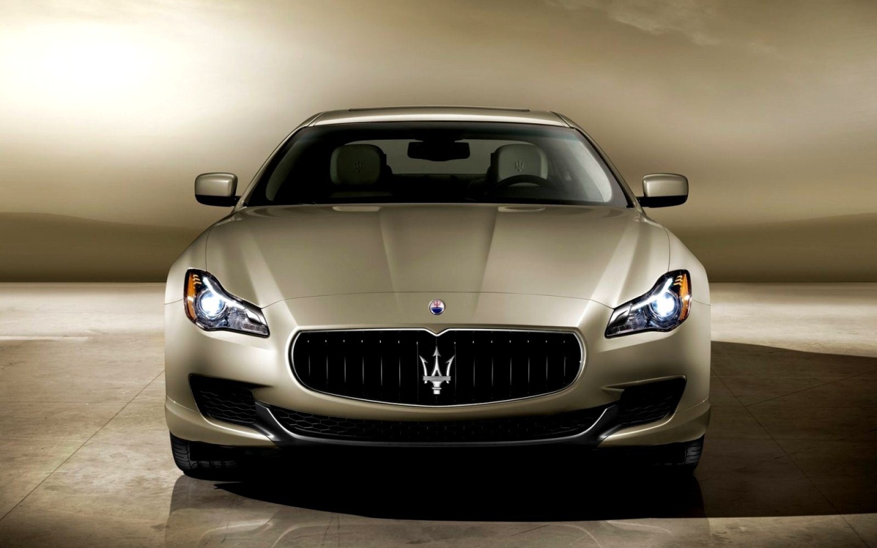Красивый автомобиль Maserati Quattroporte