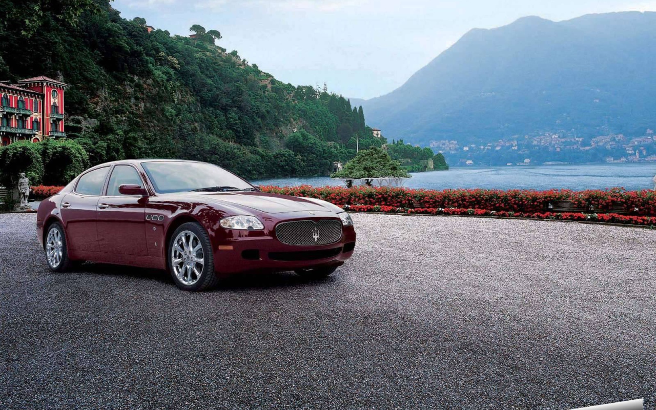 Красивый автомобиль Maserati Quattroporte в Москве