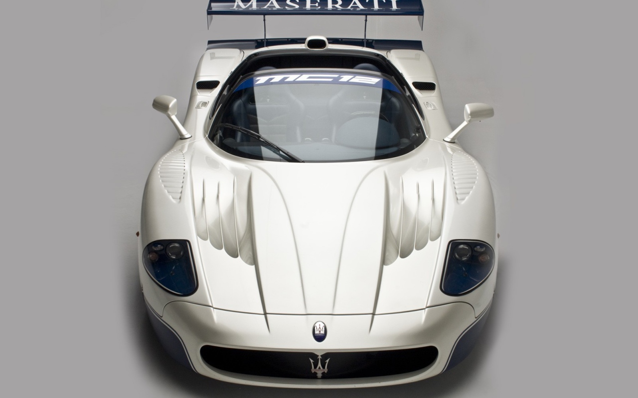 Автомобиль Maserati MC12 на дороге