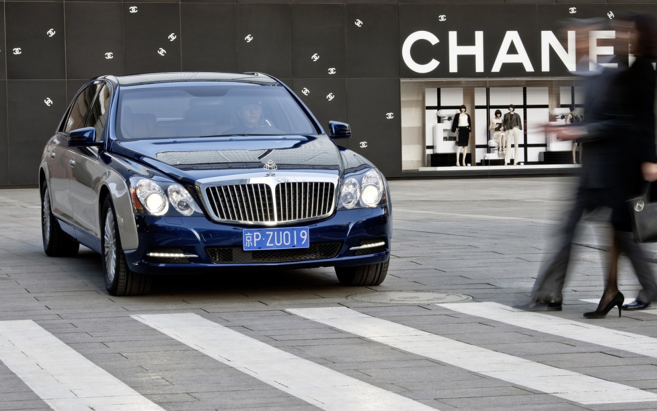 Автомобиль Maybach  62s на дороге