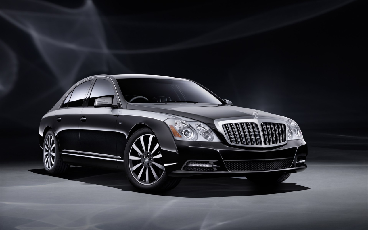  Автомобиль Maybach  2014 на дороге