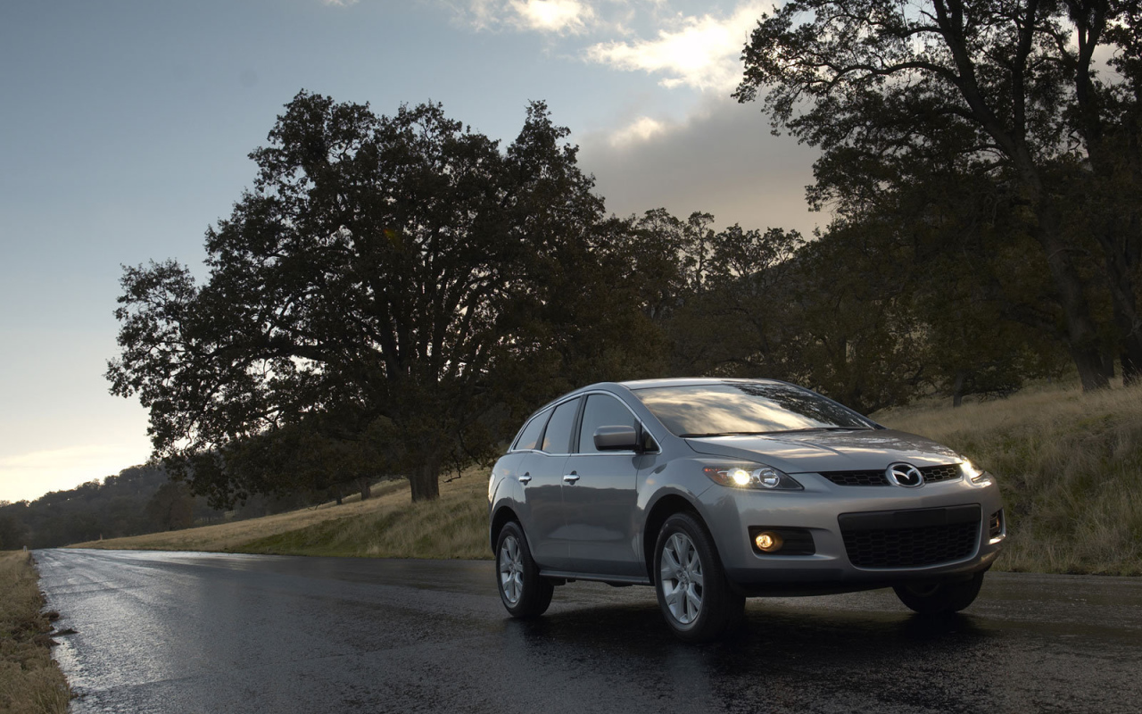 Красивый автомобиль Mazda CX 7 в Москве