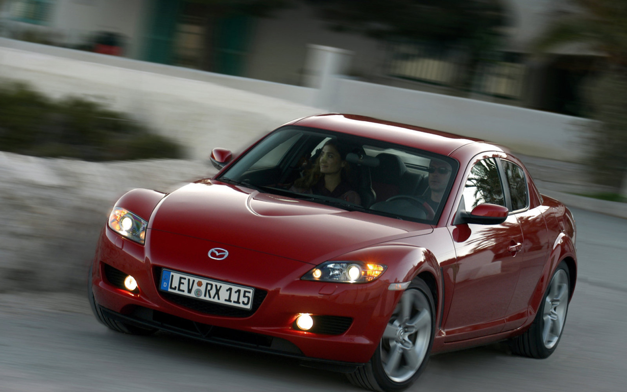 Красивый автомобиль Mazda RX 8 в Москве