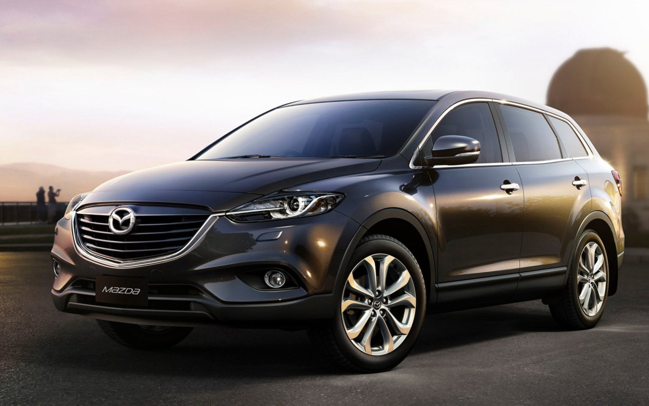 Автомобиль Mazda CX 9 на дороге