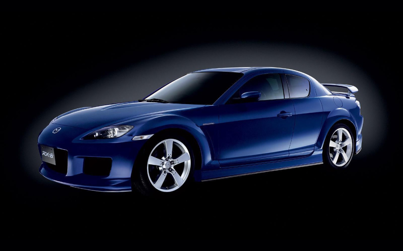 Автомобиль Mazda RX 8 на дороге