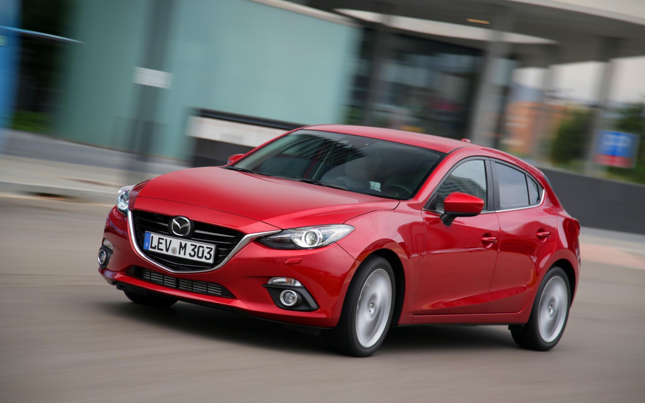 Автомобиль Mazda 3 2014 на дороге