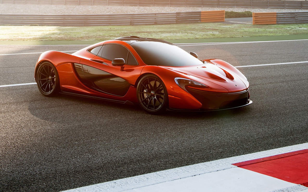 Красивый автомобиль McLaren P1 2014 в Москве