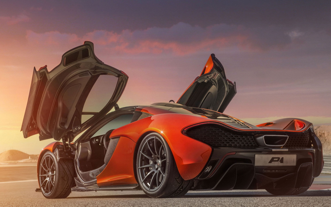 Автомобиль McLaren P1 2014 на дороге
