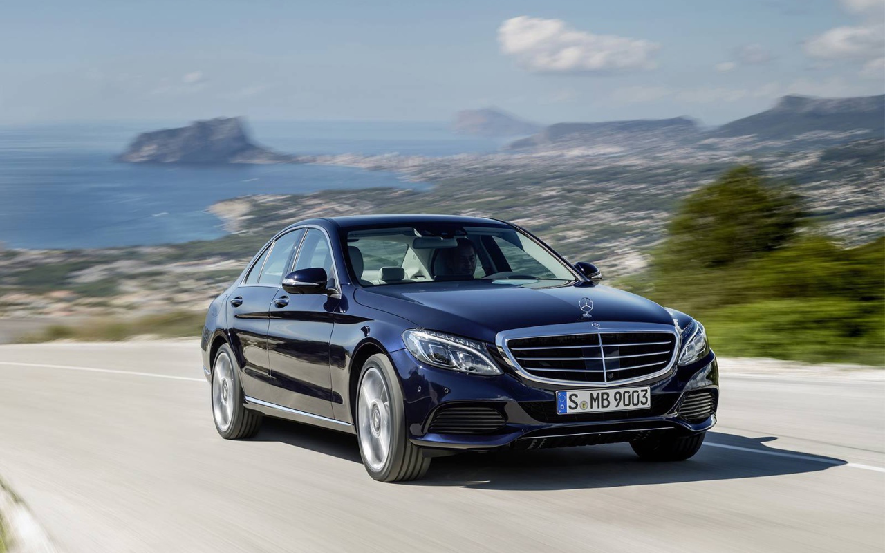 Mercedes C class 2014 на фоне природы