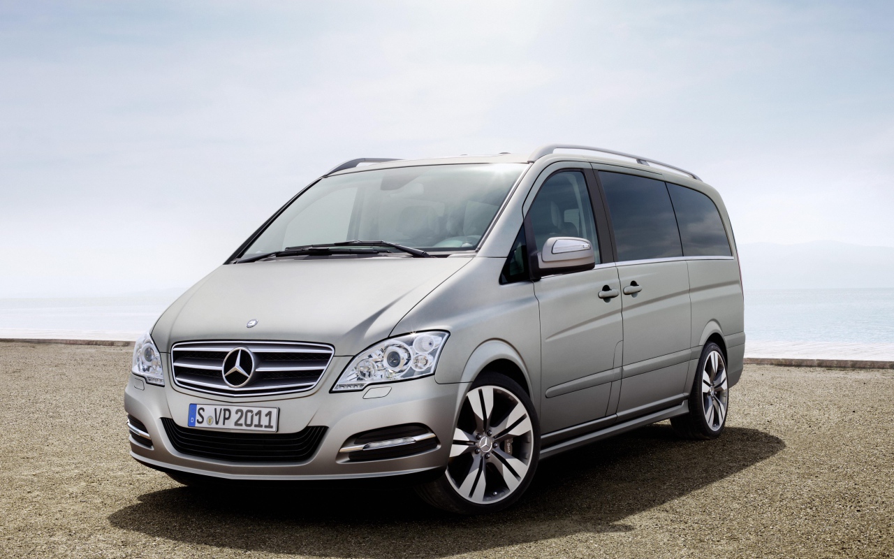 Автомобиль марки Mercedes модели V-Class 2014