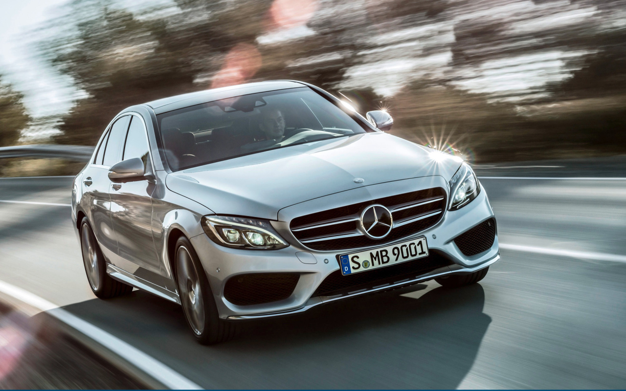 Красивый автомобиль Mercedes C-Class 2014
