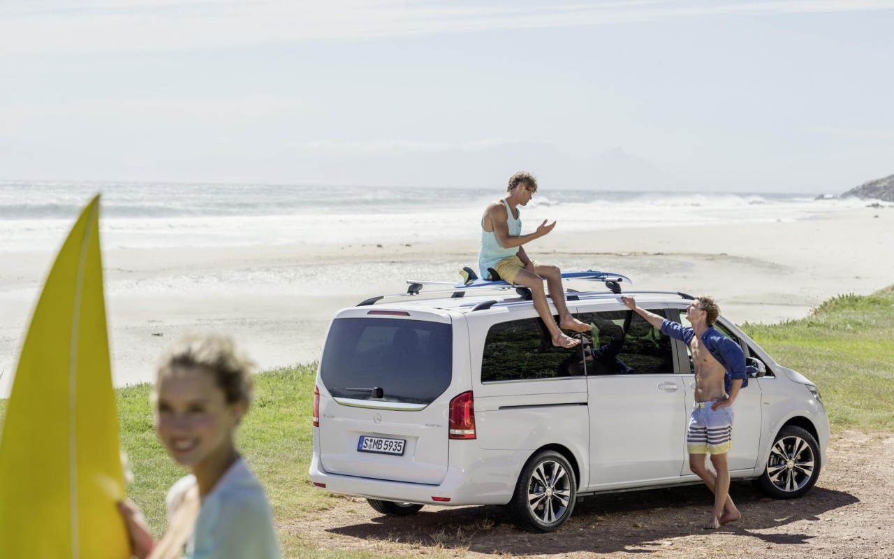 Красивый автомобиль Mercedes V-Class 2014 в Москве