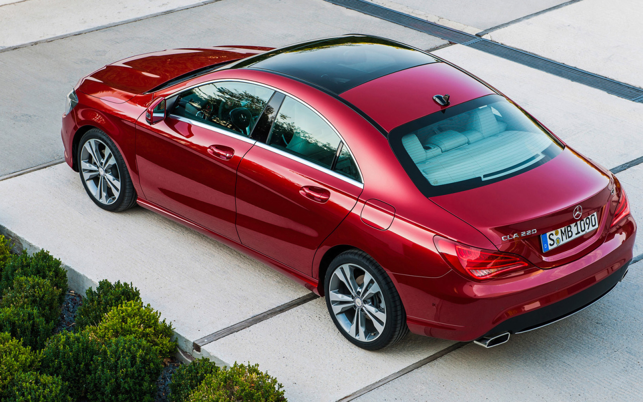 Вишневый Mercedes GLA