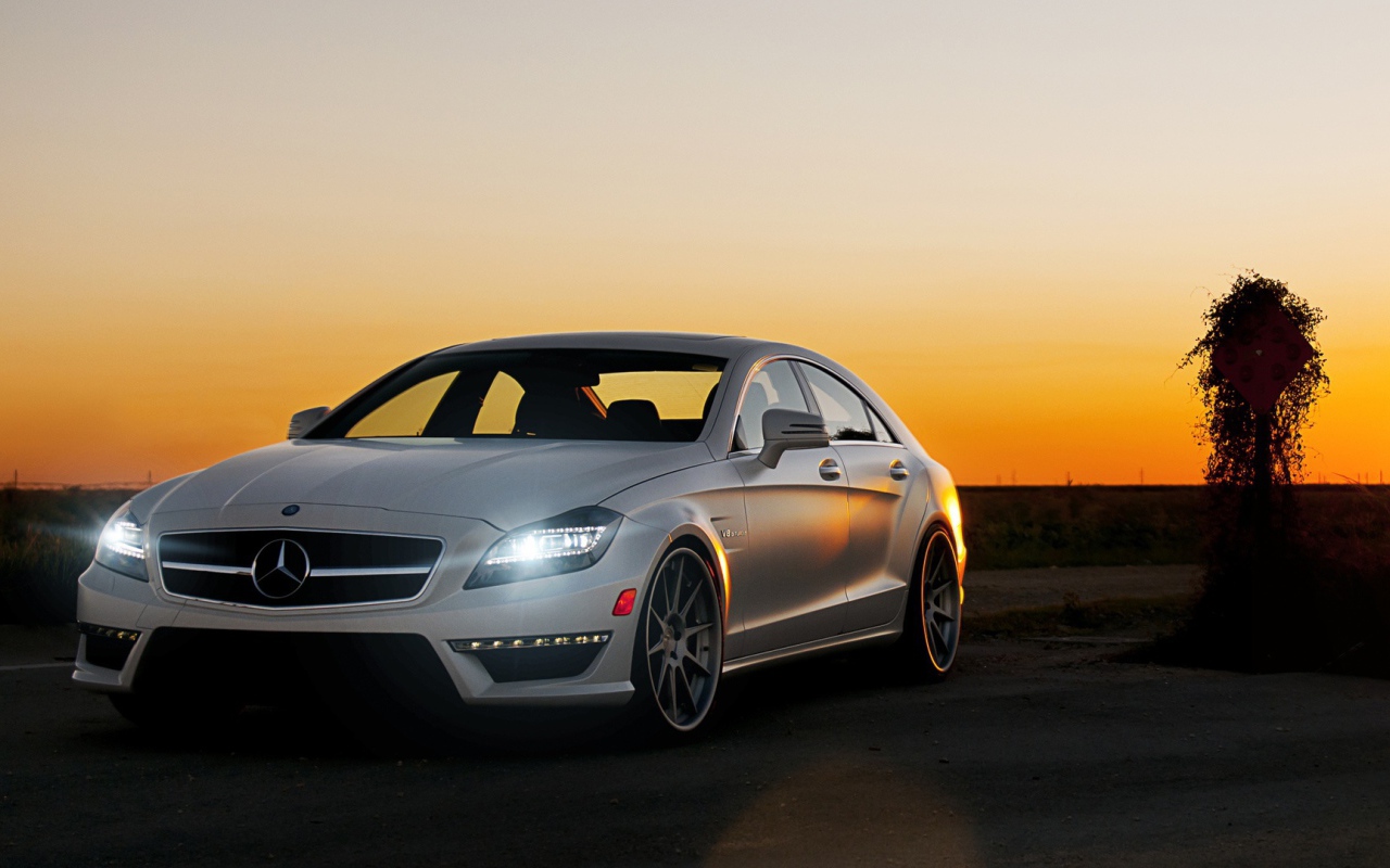 Красивый Mercedes benz cls63
