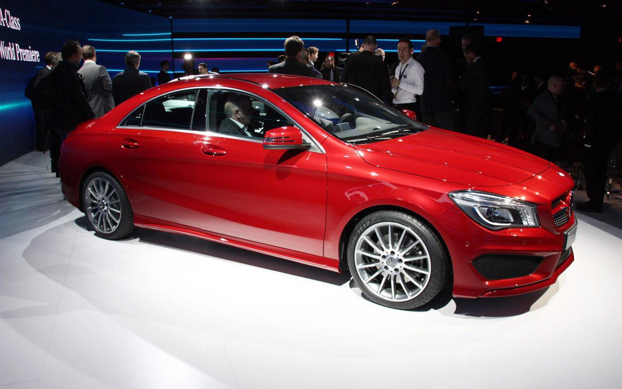 Красный Mercedes GLA