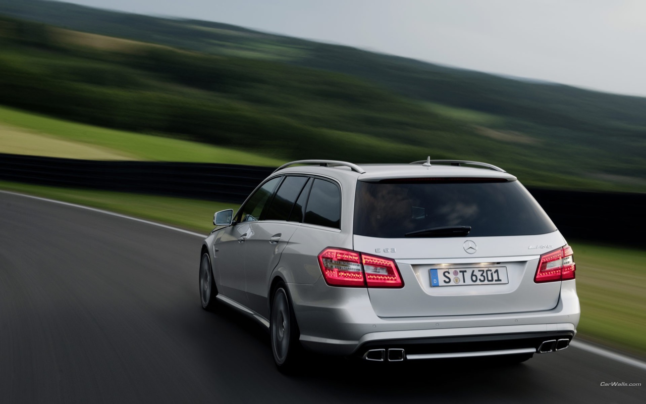 Мерседес в движении по дороге