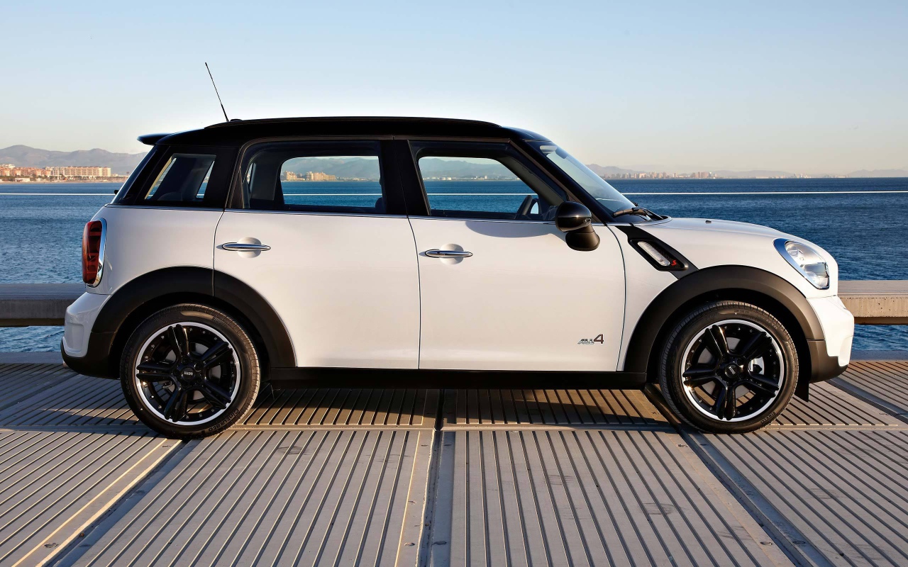 mini cooper countryman на фоне моря