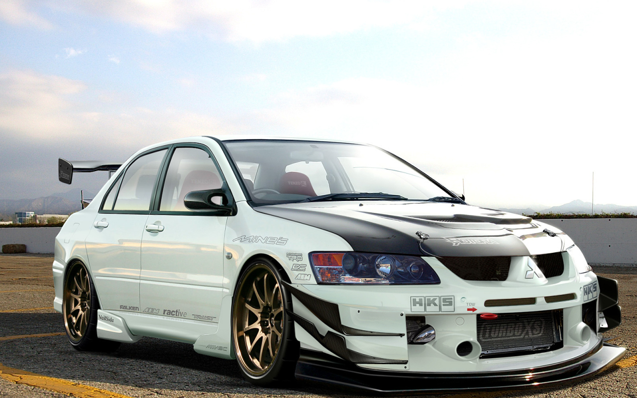 Автомобиль Mitsubishi Lancer Evolution на дороге