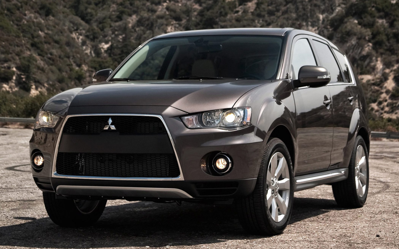 Автомобиль Mitsubishi Outlander на дороге