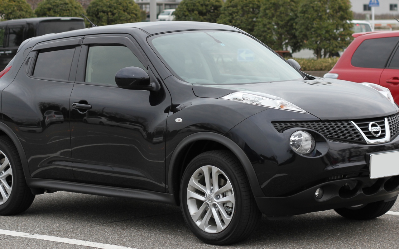 Красивый автомобиль Nissan Juke в Москве