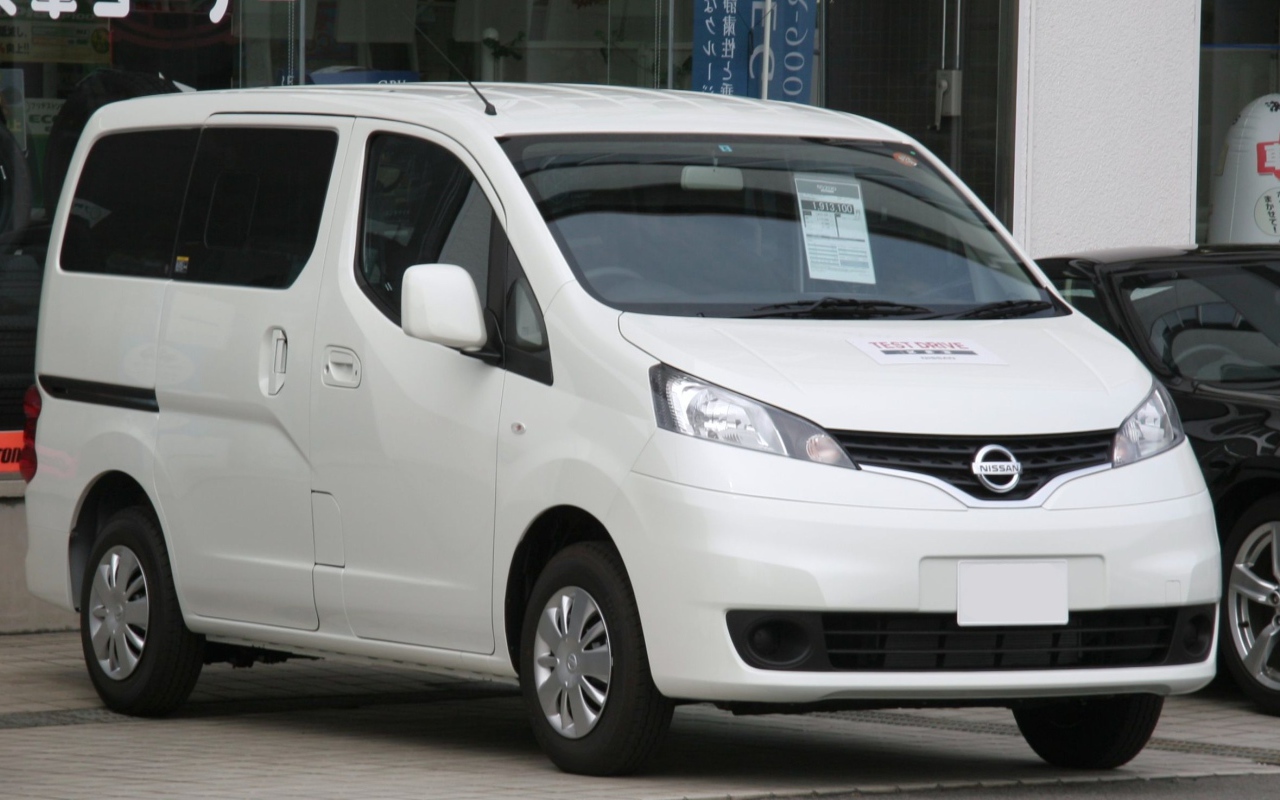 Автомобиль марки Nissan модели NV200