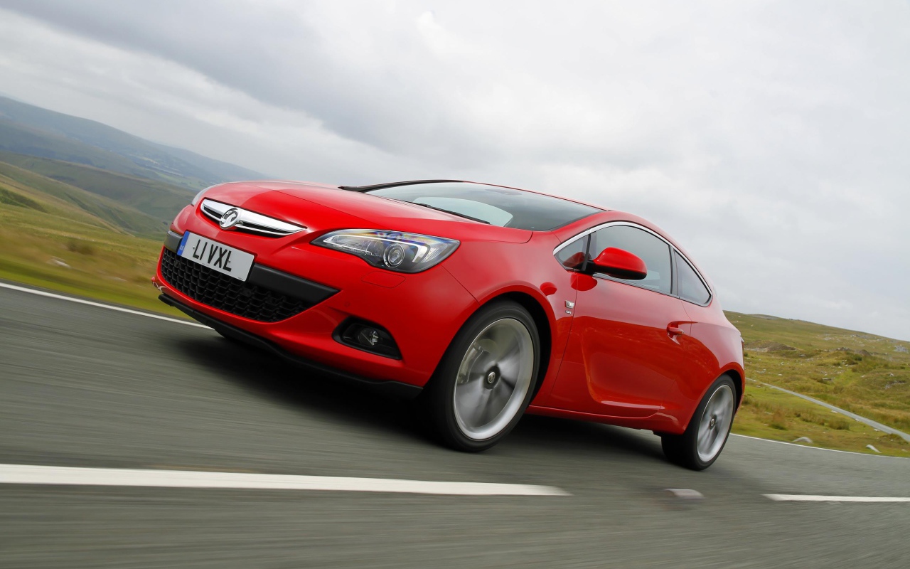 Красивый автомобиль Opel Astra GTC 2014