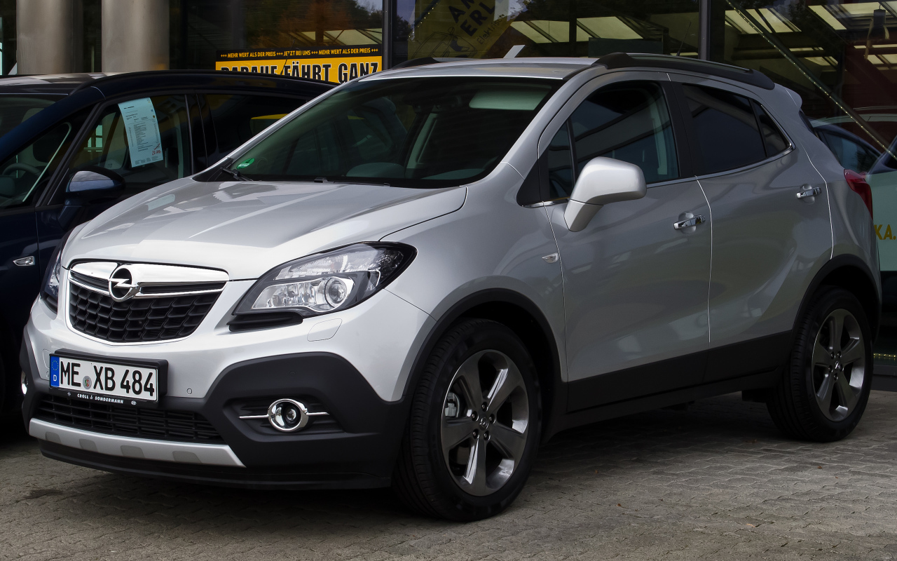Красивый автомобиль Opel Mokka в Москве
