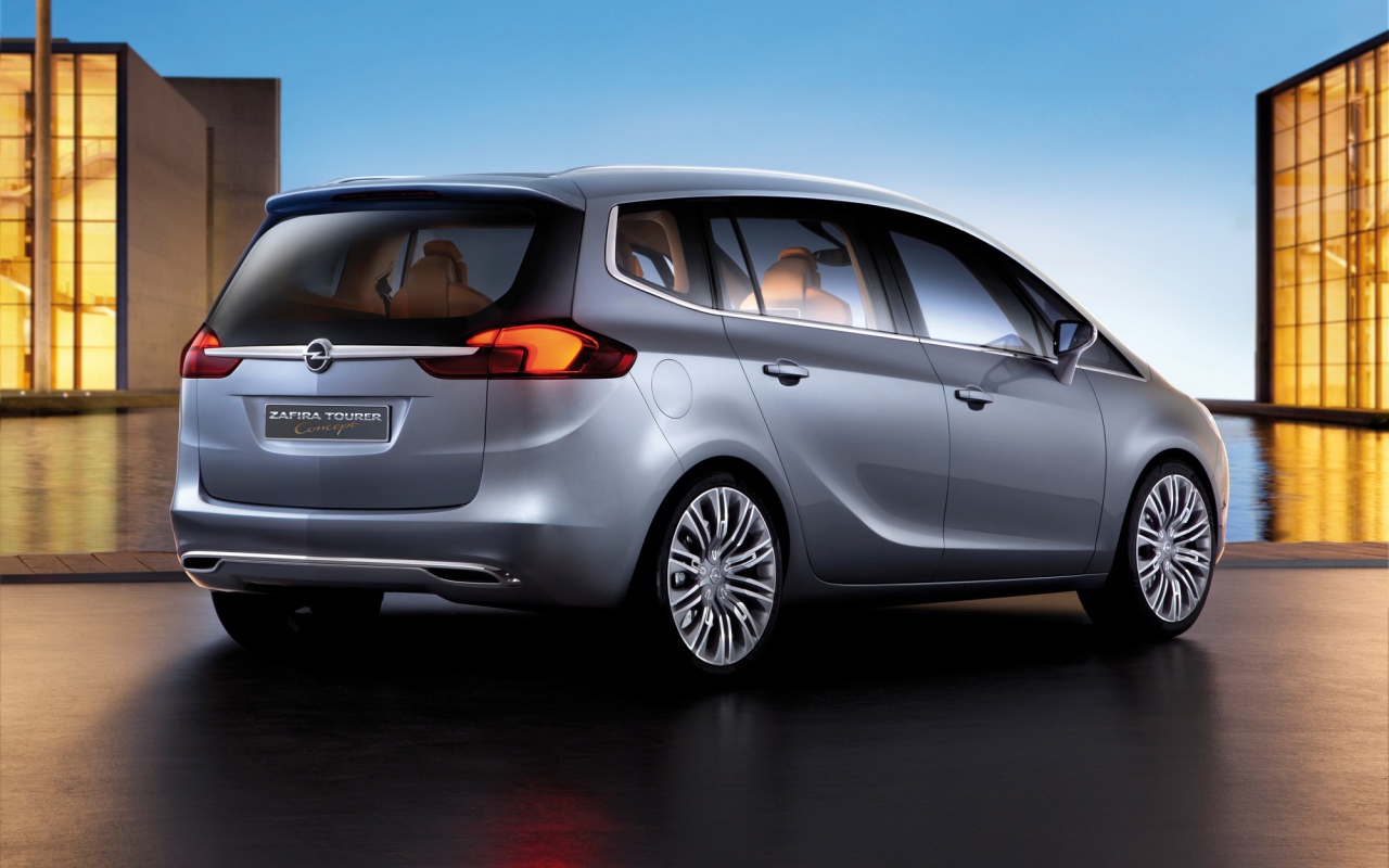 Красивый автомобиль Opel Zafira