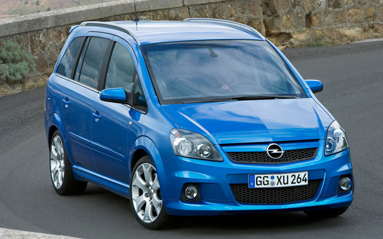 Красивый автомобиль Opel Zafira в Москве