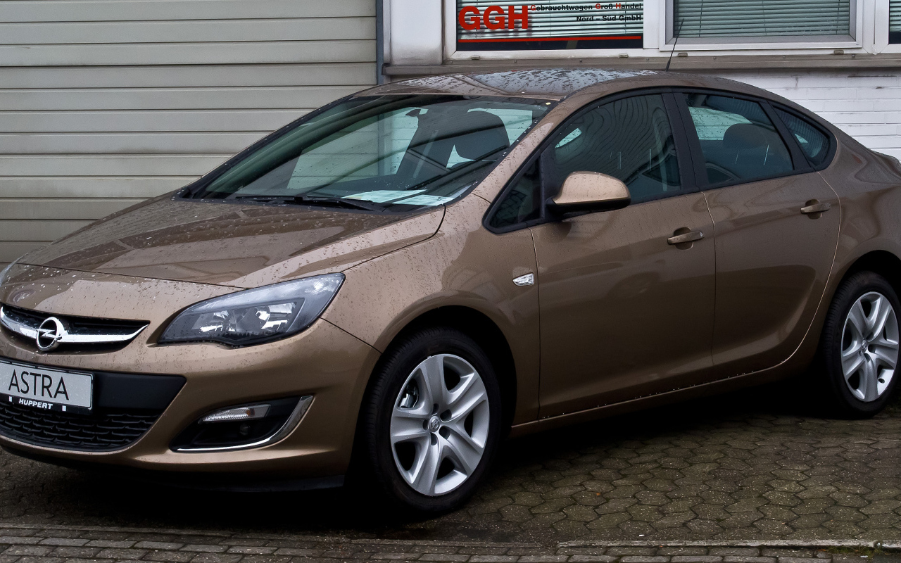 Автомобиль Opel Astra на дороге