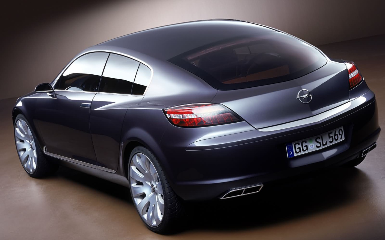 Автомобиль Opel Insignia на дороге