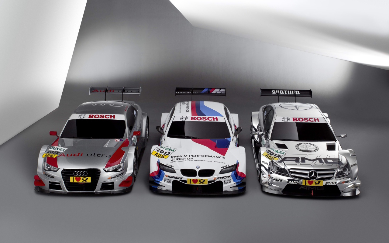 Три гоночных автомобиля