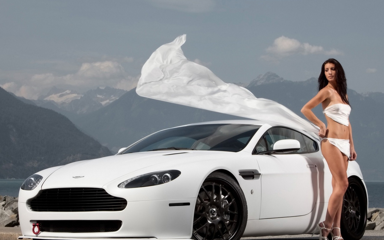 Девушка у белого автомобиля