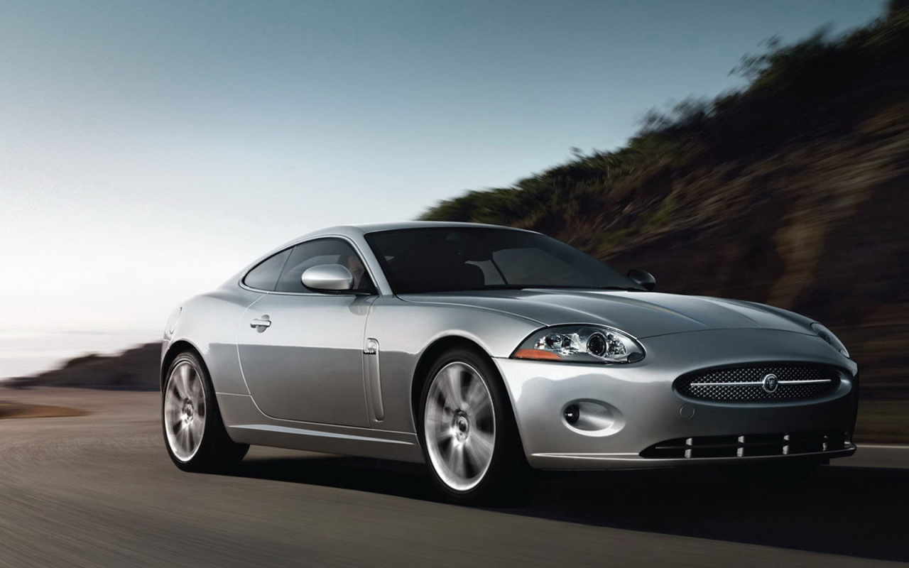 Серебристый автомобиль на дороге