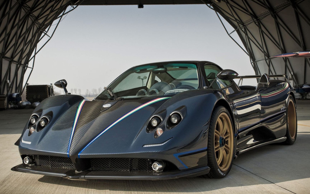 Красивый автомобиль Pagani Zonda