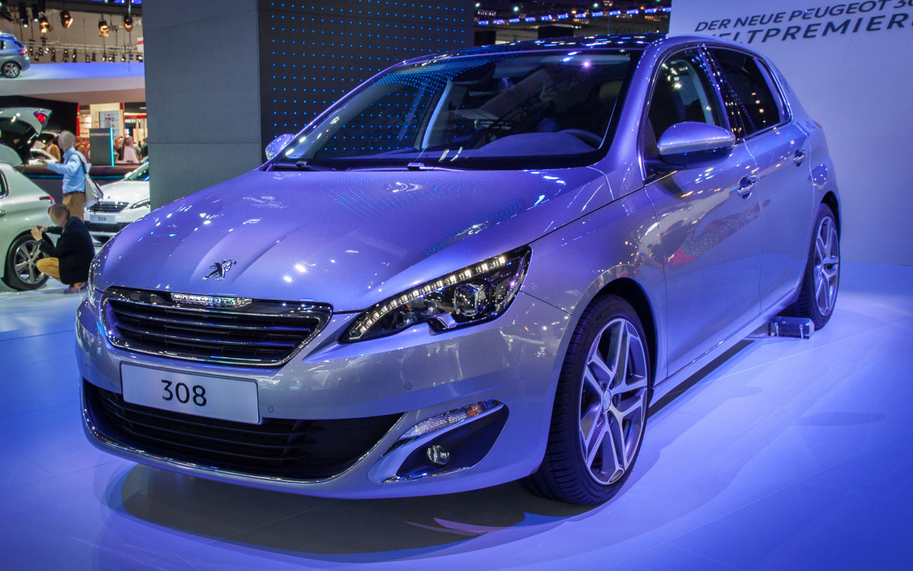 Peugeot 308 в автосалоне