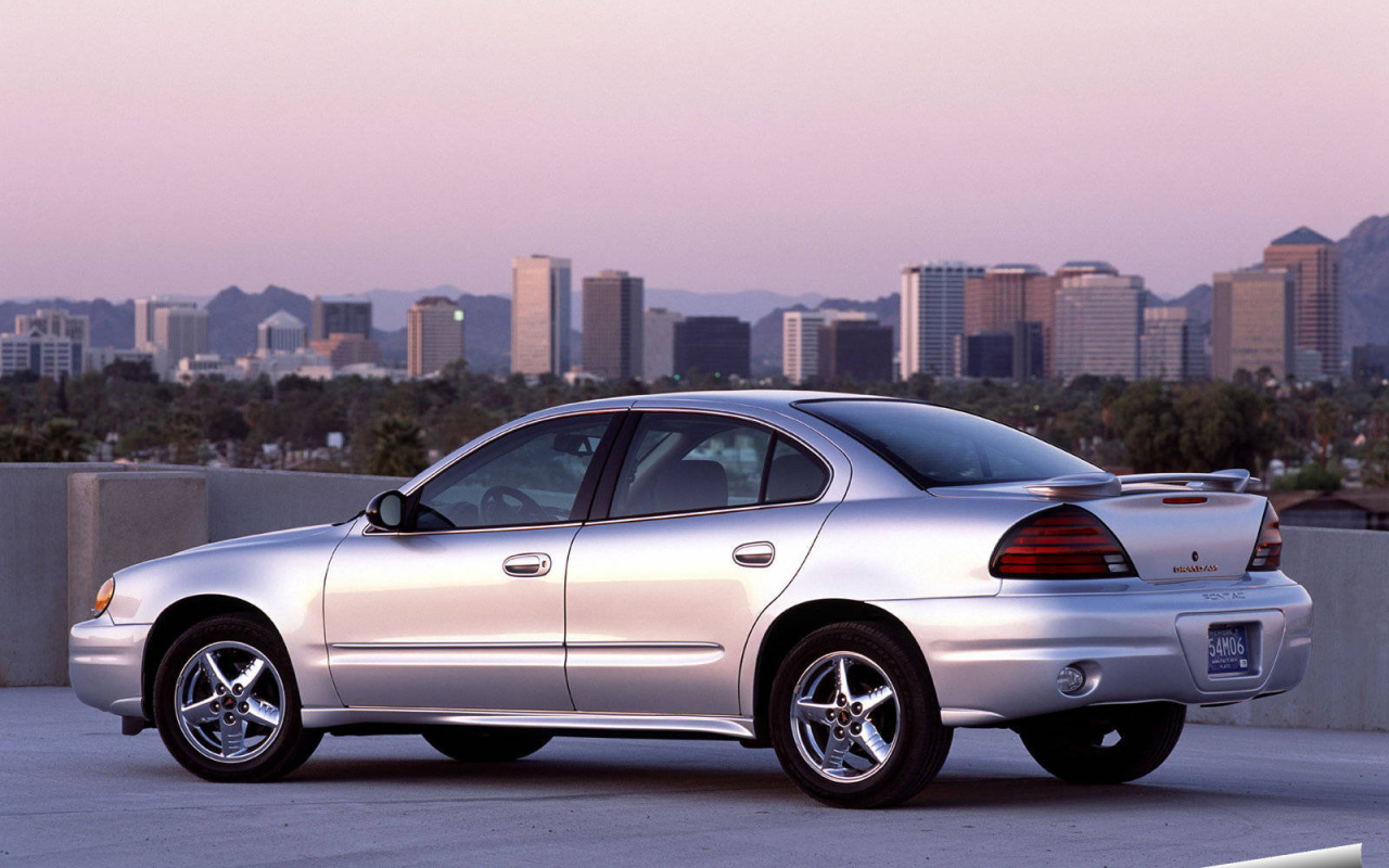 Красивый автомобиль Pontiac Grand Am