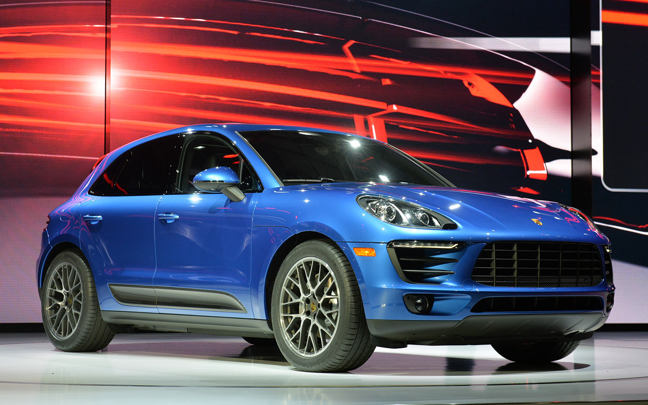 Голубой Porsche Macan