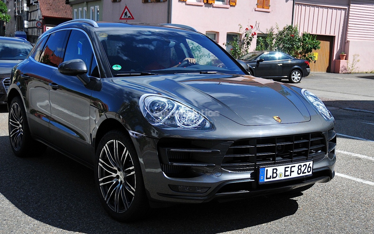 Городской пейзаж с Porsche Macan